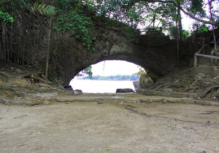 Pantai Karang Bolong, Wisata Ekonomis Tapi Tidak Murahan