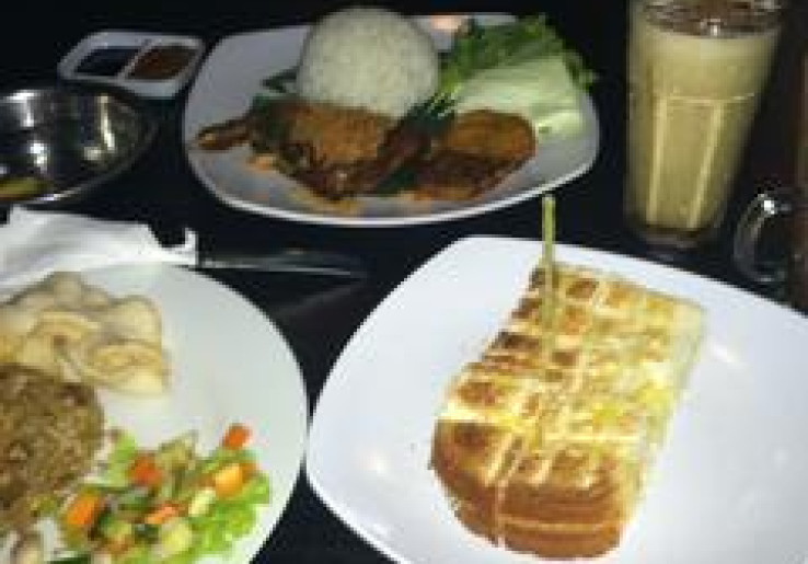 Wisata Kuliner Romantis di Kampung Jajan Gintung