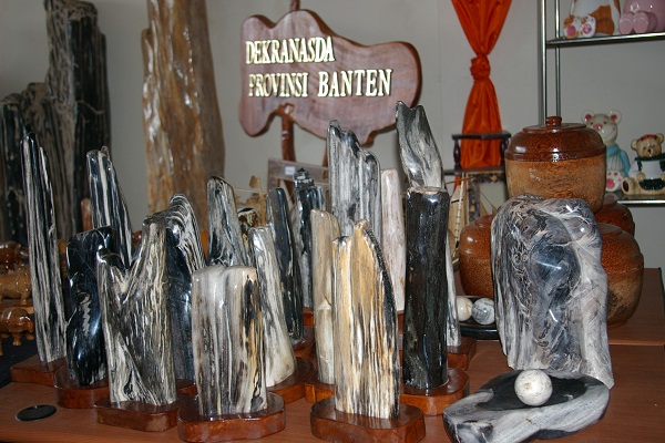 Sajira Penghasil Kerajinan Batu Fosil Mendunia di Banten