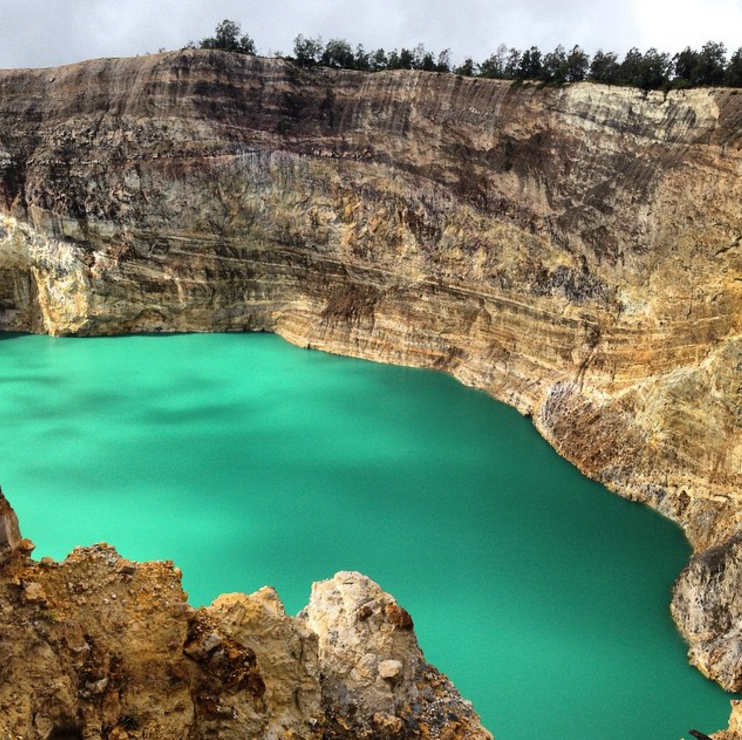 Pesona Magis Danau Tiga Warna di Gunung Kalimutu