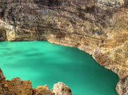 Pesona Magis Danau Tiga Warna di Gunung Kalimutu