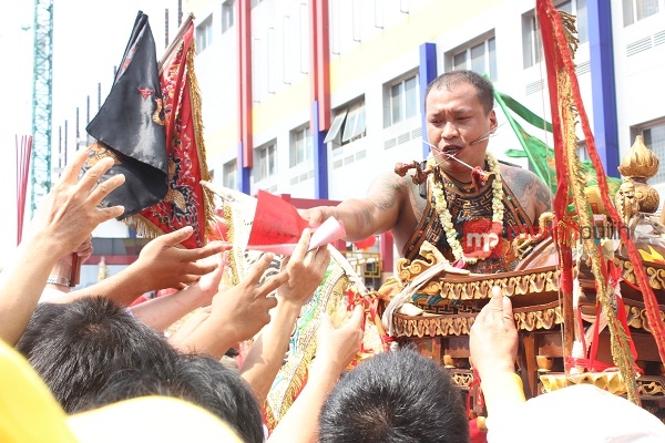 Ritual Tusuk Bibir Tatung Bawa Berkah bagi Warga Tionghoa