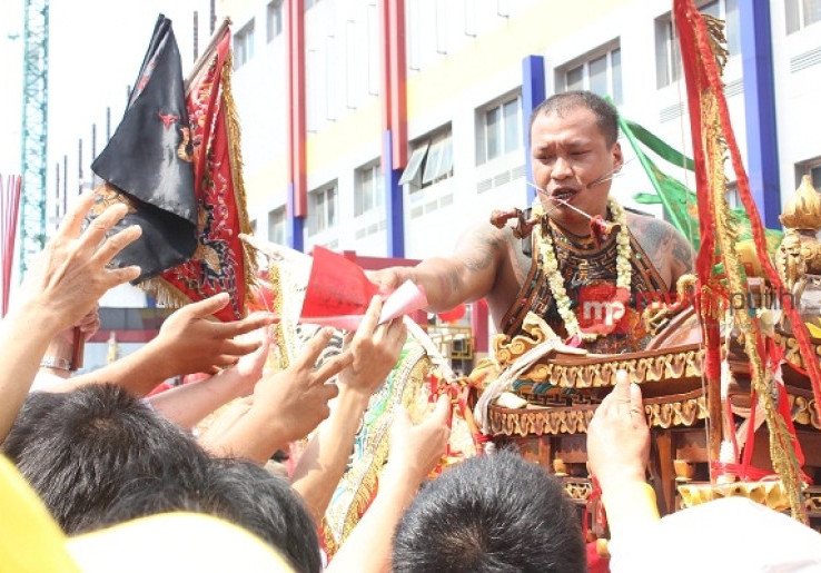 Ritual Tusuk Bibir Tatung Bawa Berkah bagi Warga Tionghoa