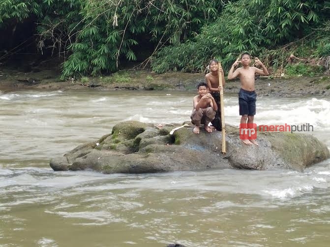 Ciliwung Depok Bersih, Bocah Riang Mandi di Kali