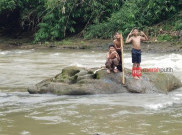Ciliwung Depok Bersih, Bocah Riang Mandi di Kali