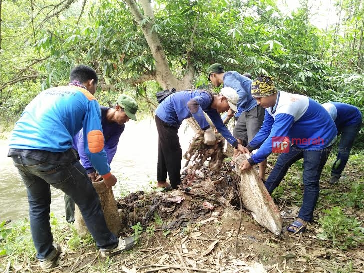 Cegah Banjir, Satgas Bimasda Depok Bersih-Bersih Ciliwung