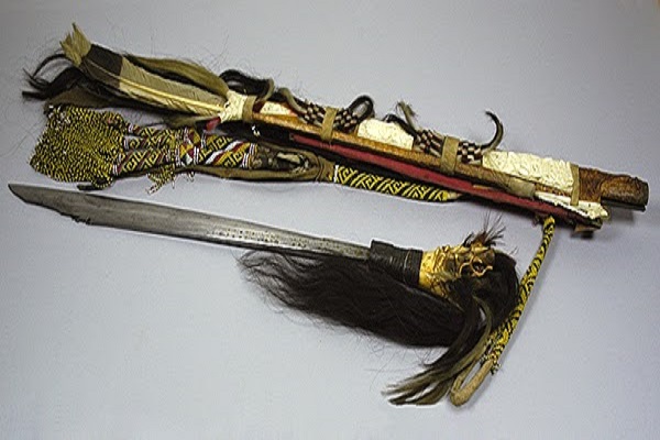 Ini Ciri Khas Mandau Masyarakat Dayak Kalimantan
