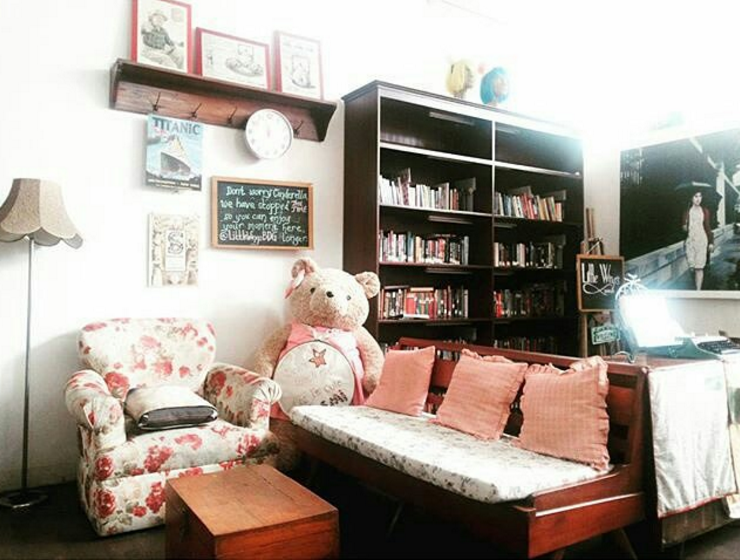 Makan Sambil Baca Buku di Little Wings Cafe & Library