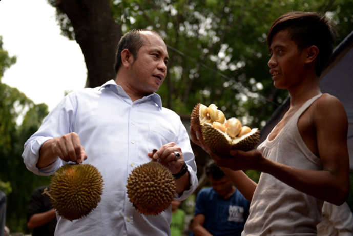 Nikmati Durian di Kalibata, Mendes PDTT Marwan Jafar Ajak Masyarakat Cintai Buah Lokal 