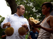 Nikmati Durian di Kalibata, Mendes PDTT Marwan Jafar Ajak Masyarakat Cintai Buah Lokal 