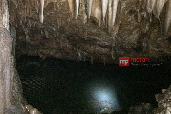 Perpaduan Lampu dan Warna Alami Goa Gong