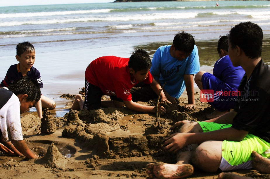 Suasana Liburan di Pantai Teleng Ria Pacitan