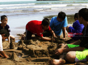 Suasana Liburan di Pantai Teleng Ria Pacitan