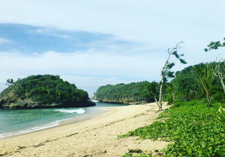 Liburan Nyantai di Pantai Kedung Celeng Malang