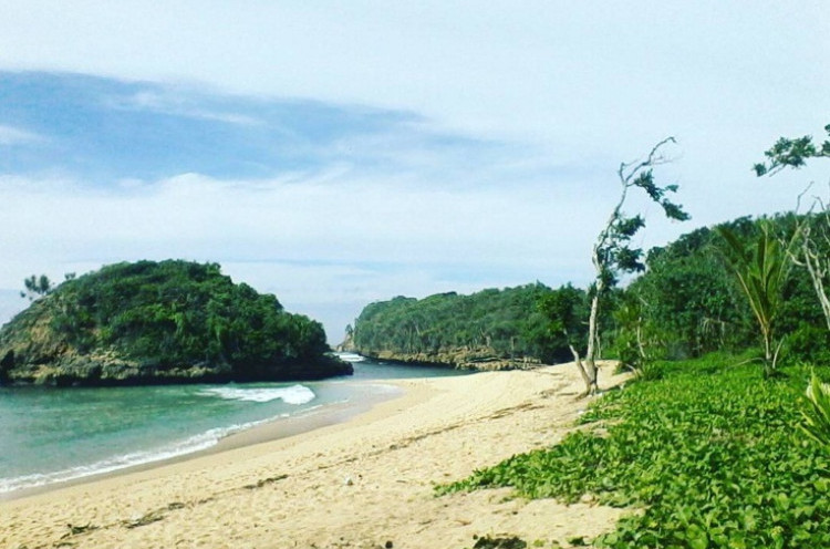 Liburan Nyantai di Pantai Kedung Celeng Malang