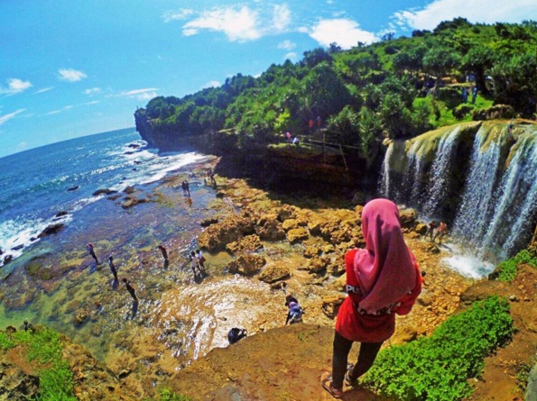 Keunikan Air Terjun di Bibir Pantai Jogan Yogyakarta