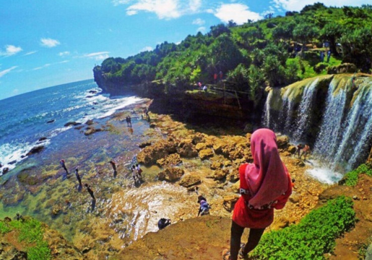 Keunikan Air Terjun di Bibir Pantai Jogan Yogyakarta