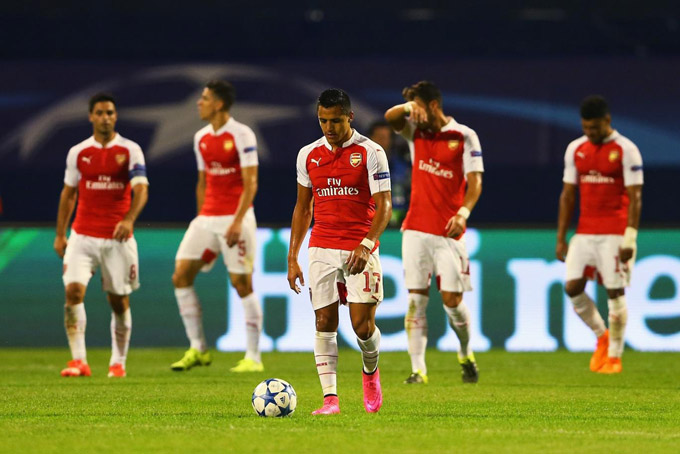 Kecewa Tim Kesayangannya Kalah, Fans Arsenal Robek Jersey  