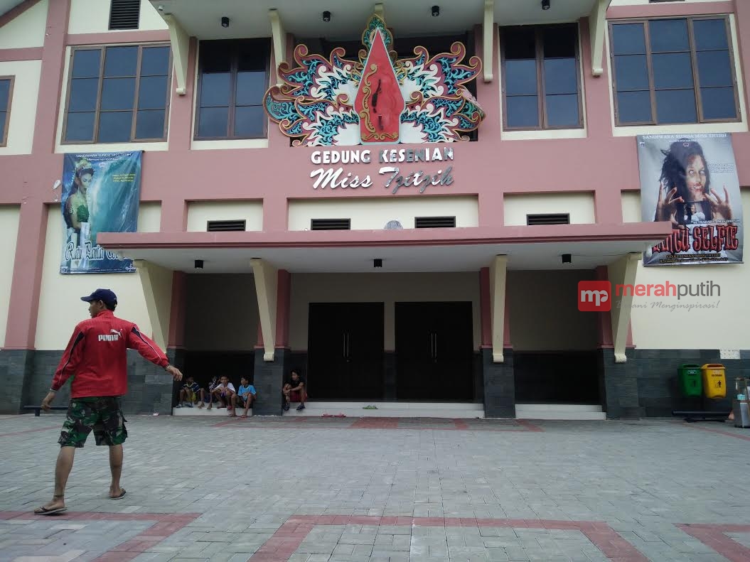 Pemain Sandiwara Sunda Miss Tjitjih Tinggalkan Ritual Leluhur