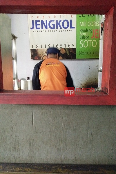 Pengunjung Republik Jengkol Sampai Berebut Tempat