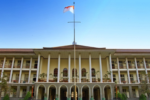 Ribuan Mahasiswa UGM Geruduk Kampus Sendiri