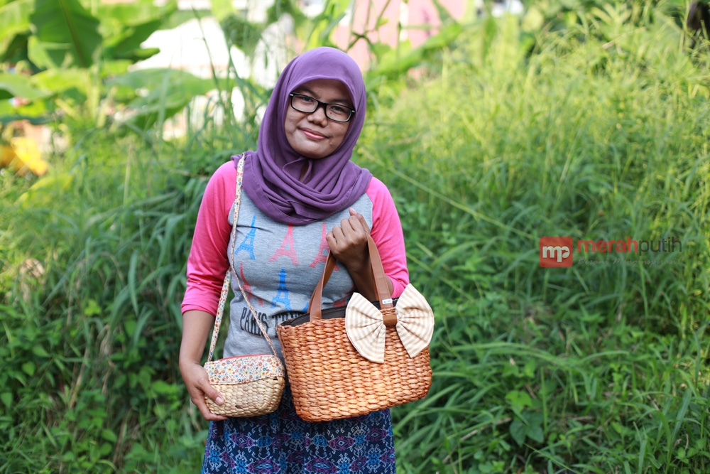 Eceng Gondok Jadi Aneka Produk Anyaman