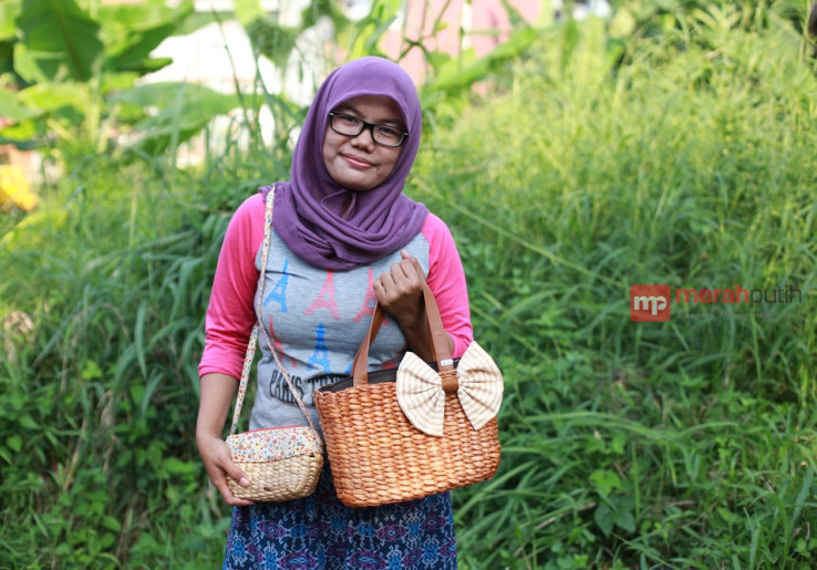 Eceng Gondok Jadi Aneka Produk Anyaman