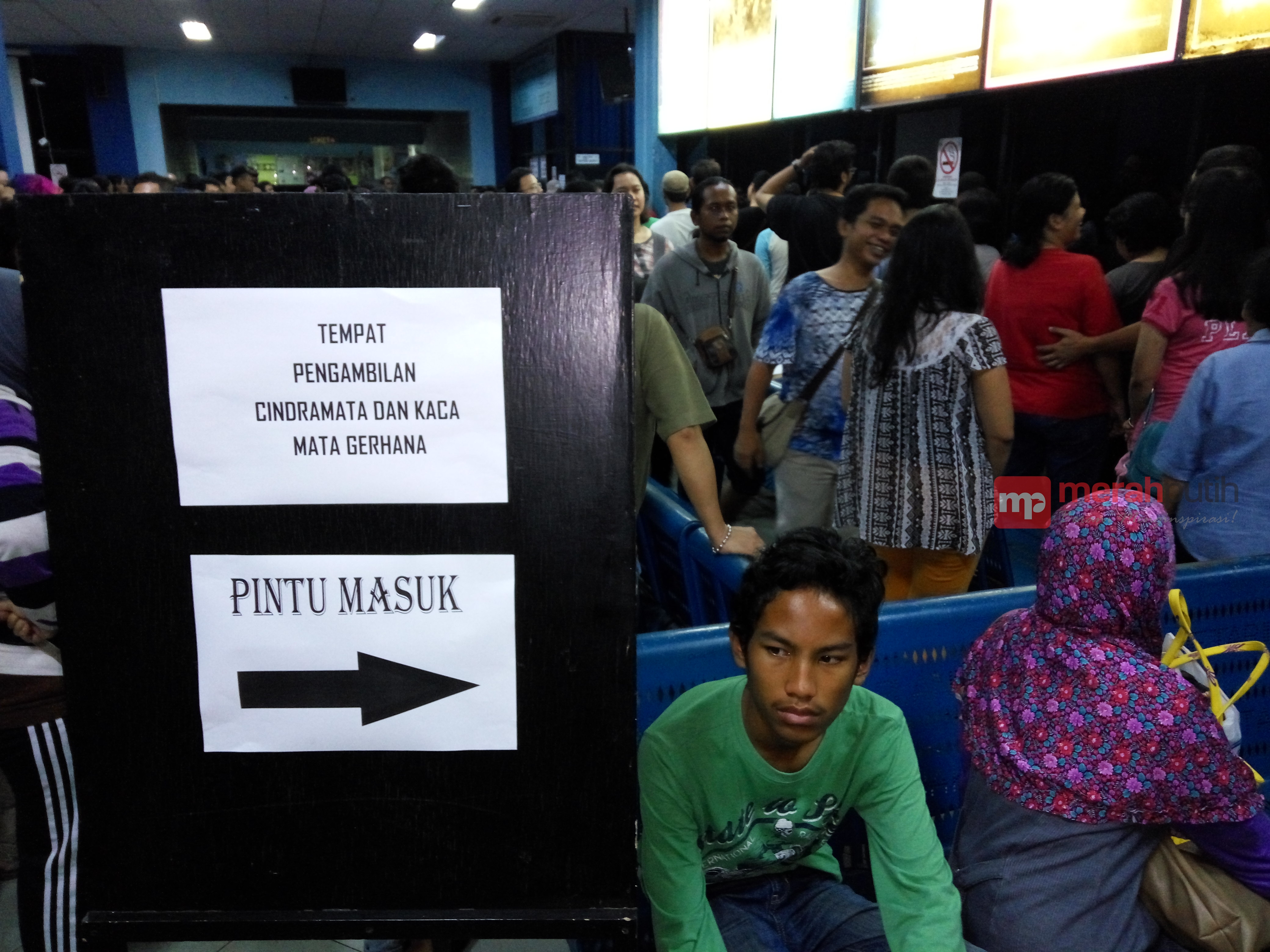 Warga Jakarta Menunggu Puncak Gerhana Matahari