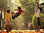 Kekuatan dan Keberanian Anak-anak dalam Permaian Lompat Karet