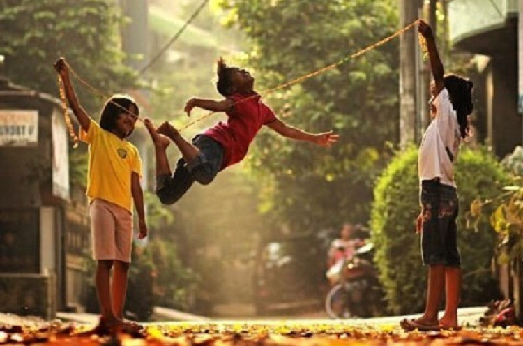 Kekuatan dan Keberanian Anak-anak dalam Permaian Lompat Karet