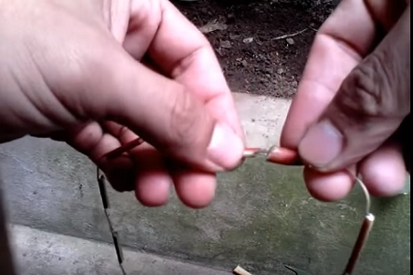 Kalung Ranting Ketela Pohon Mainaan Anak-anak saat di Ladang
