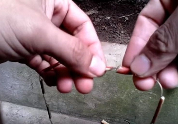 Kalung Ranting Ketela Pohon Mainaan Anak-anak saat di Ladang