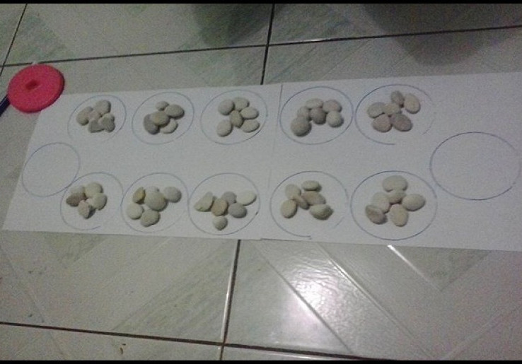 Lebih Asyik Main Dakon Dibanding Main Gadget
