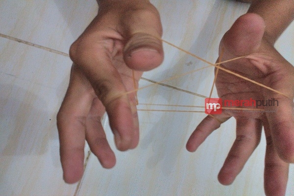 Merakit Karet Gelang di Tangan, Mainan Populer Murah Meriah
