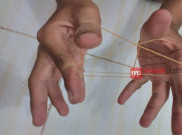 Merakit Karet Gelang di Tangan, Mainan Populer Murah Meriah