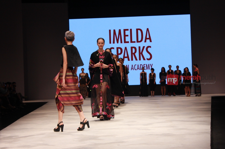 Jogja Fashion Week 2016 Padukan Batik dan Busana Kontemporer