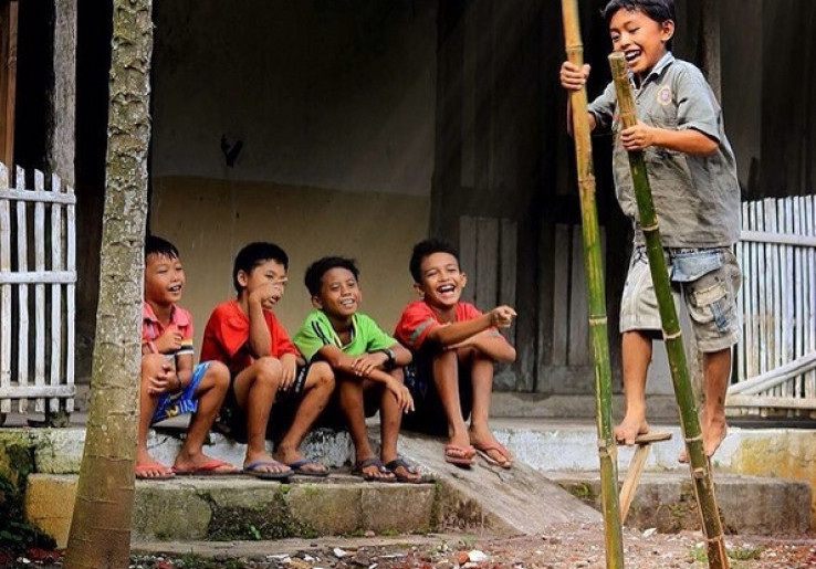 Serunya Bermain Egrang Bersama Teman-Teman