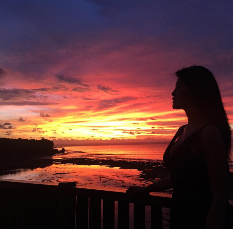 Bangga, Farah Quinn Bandingkan Keindahan Sunset di Uluwatu dan Arizona