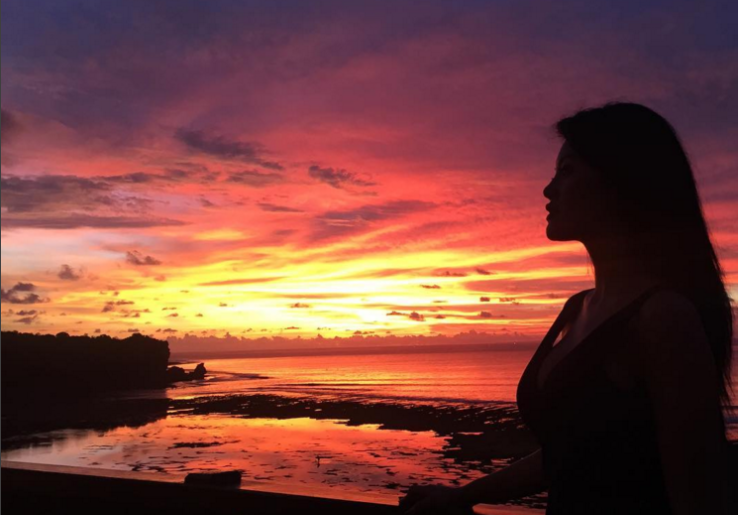 Bangga, Farah Quinn Bandingkan Keindahan Sunset di Uluwatu dan Arizona