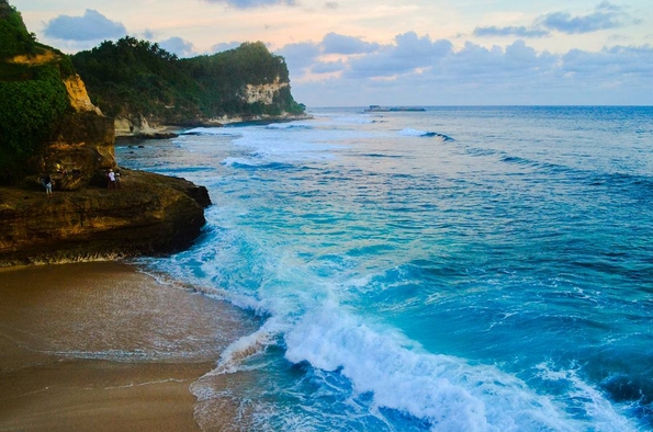 Banyu Tibo, Wisata Pantai Istimewa di Pacitan