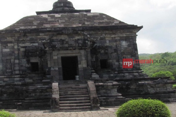 Nikmati Ketenangan di Candi Banyunibo