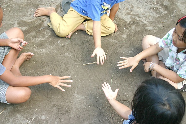 Permainan Tradisional Kecrekan Melatih Daya Fokus Anak