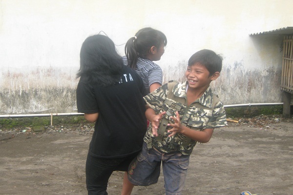 Yuk Nyanyi Dingklik Oglak Aglik, Dolanan Seru Masa Kecil