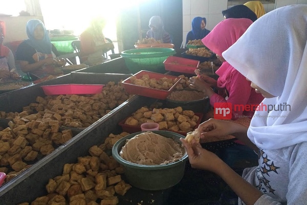 Kuli Bangunan Sukses Berbisnis Tahu Tuna Khas Pacitan 