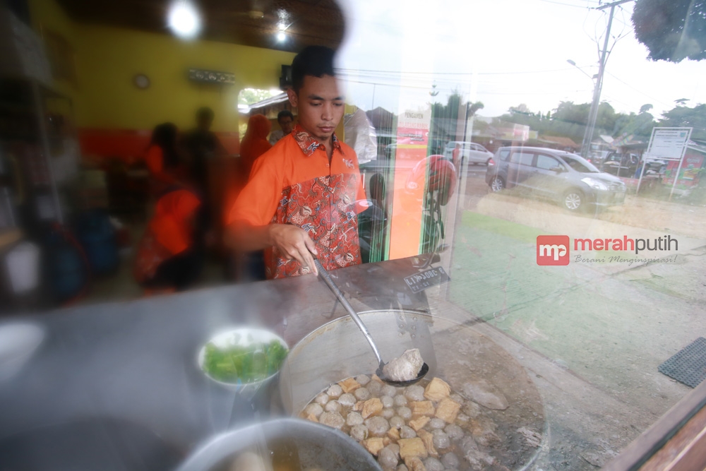 Rela Antre Bakso Spesial di Bakso Titoti Tangerang Selatan