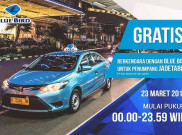 Blue Bird Gratis, Anak Sekolah Hingga Orang Tua Antre Naik Taksi