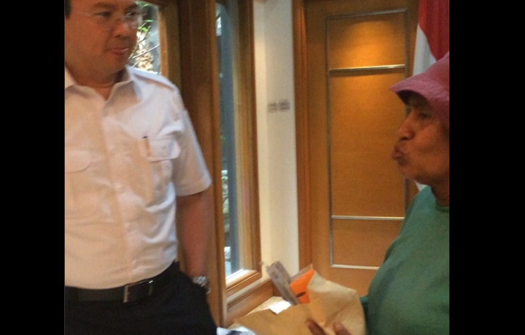 Getok Pendemo, Ahok Beri Hadiah Pada Petugas Kebersihan Taman