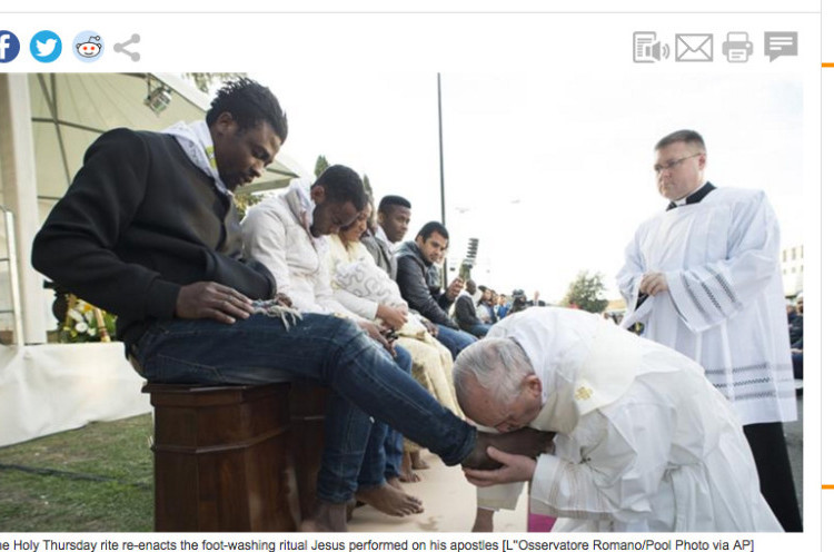 Paus Fransiskus Basuh Kaki Pengungsi Muslim di Kamis Putih