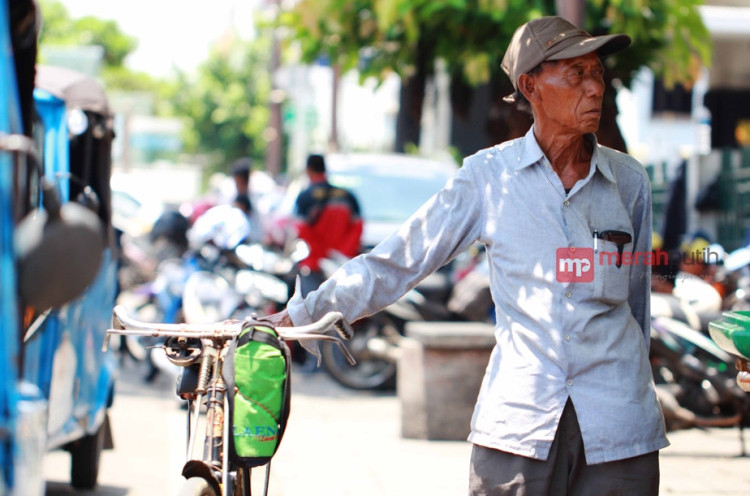 Kisah Pak Sartadi, Tukang Ojek Sepeda di Stasiun Kota