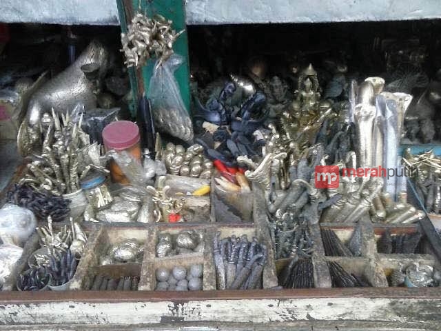 Berburu Barang Antik di Pasar Beringharjo Yogyakarta